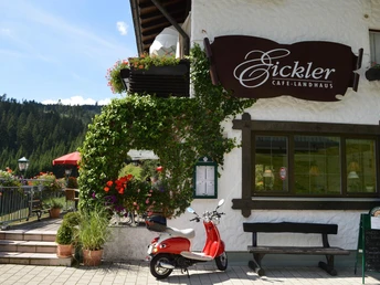 Landhaus Eickler Frontansicht mit Roller