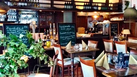Ristorante Paciello in Velbert Gemütliches italienisches Restaurantinterieur mit Holzmöbeln und Tafeln, das eine behagliche Atmosphäre ausstrahlt.
