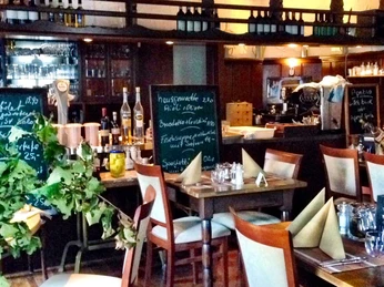 Ristorante Paciello in Velbert Gemütliches italienisches Restaurantinterieur mit Holzmöbeln und Tafeln, das eine behagliche Atmosphäre ausstrahlt.