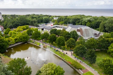 03.02.002. Kurpark mit See und Kugelbake Halle. Foto Airpix One. Copyright Nordseeheilbad Cuxhaven GmbH..jpg