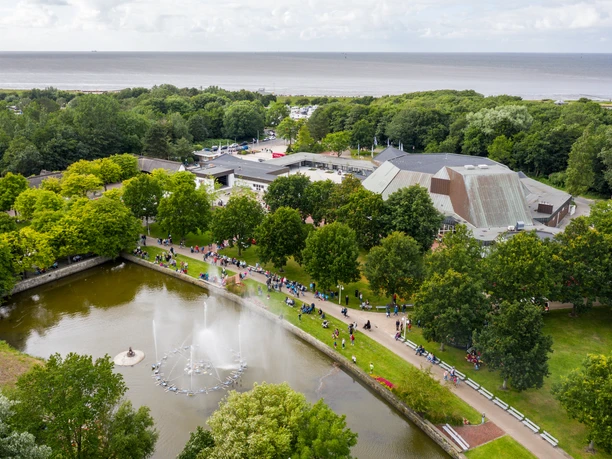 03.02.002. Kurpark mit See und Kugelbake Halle. Foto Airpix One. Copyright Nordseeheilbad Cuxhaven GmbH..jpg