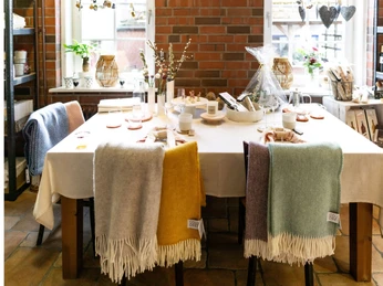 Li-B-lei-Bispingen-Geschenke-Deko.jpg Dekorierter Tisch vor einem Fenster im Geschäft Li•B•lei in Bispingen