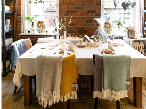 Li-B-lei-Bispingen-Geschenke-Deko.jpg Dekorierter Tisch vor einem Fenster im Geschäft Li•B•lei in Bispingen