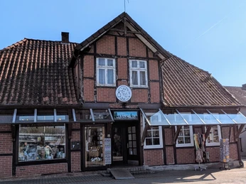 Bispingen-Li-B-lei.jpg Fachwerkhaus in Bispingen mit Ladengeschäft im Erdgeschoss