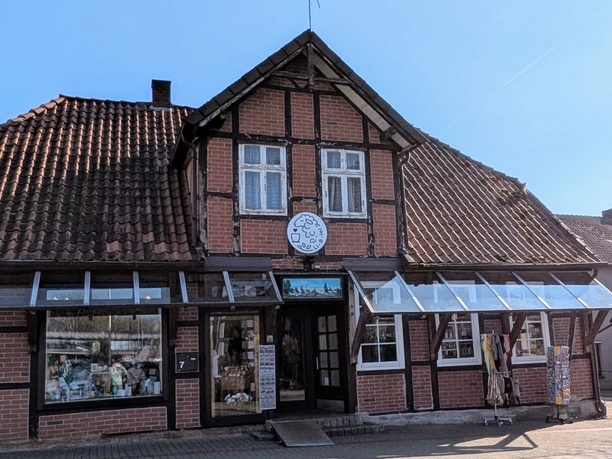 Bispingen-Li-B-lei.jpg Fachwerkhaus in Bispingen mit Ladengeschäft im Erdgeschoss