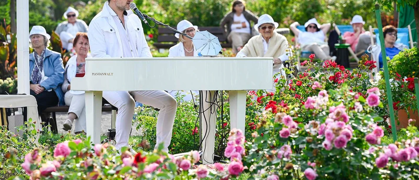 Picknick Konzert in Weiß im Europa-Rosarium Sangerhausen Picknick Konzert in Weiß im Europa-Rosarium Sangerhausen