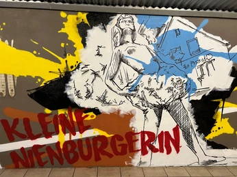 Grafitti im Bahnhofstunnel Graffiti im Bahnhofstunnel zeigt eine lebhafte, farbenfrohe Wandgestaltung mit figurativem Kunstwerk.