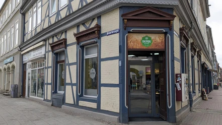 Duygu-Bäckerei.jpg Eingang zur Bäckerei in einem Fachwerk-Eckhaus in blau und beige