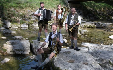 Die-vier-jungen Hinterberger-Volksmusik-Bach.jpg Die vier jungen Hinterberger Musikanten am Bach