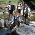 Die-vier-jungen Hinterberger-Volksmusik-Bach.jpg Die vier jungen Hinterberger Musikanten am Bach
