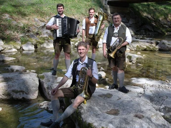 Die-vier-jungen Hinterberger-Volksmusik-Bach.jpg Die vier jungen Hinterberger Musikanten am Bach