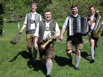 Die-vier-jungen Hinterberger-Volksmusik-Gruppenbild.jpg Die 4 jungen Hinterberger Gruppenbild