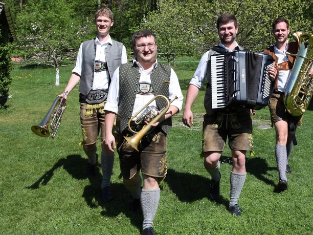Die-vier-jungen Hinterberger-Volksmusik-Gruppenbild.jpg Die 4 jungen Hinterberger Gruppenbild