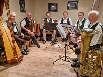 Frasdorfer-Tanzlmusi-Volksmusik-Gruppenfoto-indoor.jpg Frasdorfer Tanzlmusi Gruppenfoto