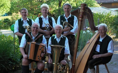 Frasdorfer-Tanzlmusi-Volksmusik-Gruppenfoto-outdoor.jpg Frasdorfer Tanzlmusi Gruppenfoto draußen