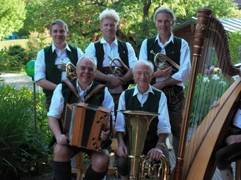 Frasdorfer-Tanzlmusi-Volksmusik-Gruppenfoto-outdoor.jpg Frasdorfer Tanzlmusi Gruppenfoto draußen