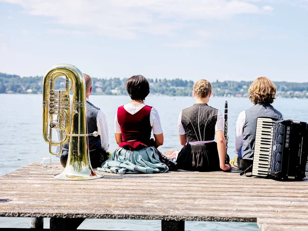 Kellerer-Klarinettenmusi-Volksmusik-Chiemsee.jpg Kellerer Klarinettenmusi sitzt auf Chiemseesteg
