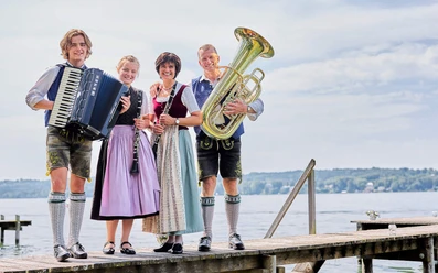 Kellerer-Klarinettenmusi-Volksmusik-Chiemsee-Steg.jpg Kellerer Klarinettenmusi auf Steg am Chiemsee