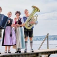 Kellerer-Klarinettenmusi-Volksmusik-Chiemsee-Steg.jpg Kellerer Klarinettenmusi auf Steg am Chiemsee