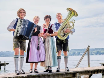 Kellerer-Klarinettenmusi-Volksmusik-Chiemsee-Steg.jpg Kellerer Klarinettenmusi auf Steg am Chiemsee