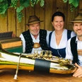 Mitterberg-Musi-Volksmusik-Trio.jpg Die drei Musiker der Mitterberg Musi mit Instrumenten
