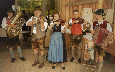 Zuahaeusl-Aufgeiger-Geigenmusi-Volksmusik.jpg Zuahaeusl Aufgeiger mit Geigen