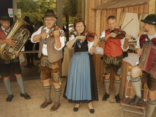 Zuahaeusl-Aufgeiger-Geigenmusi-Volksmusik.jpg Zuahaeusl Aufgeiger mit Geigen