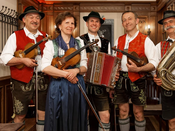 Zuahaeusl-Aufgeiger-Geigenmusi-Volksmusik-Gruppenfoto.jpg Zuahäusl Aufgeiger Geigenmusi