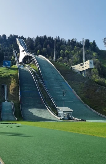 Blick auf die große Olympia Skisprungschanze