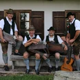 Weinberg-Zithermusi-Volkmusik-Sitzbank-Zithern.jpg Die vier Musikanten der Weinberg Zithermusi mit Instrumenten