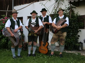 Weinberg-Zithermusi-Volkmusik-Zithern.jpg Die vier Musikanten der Weinberg Zithermusi