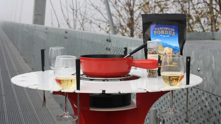 outdoor-fondue-plaus-sigriswil-panoramabruecke-stehtisch.jpg