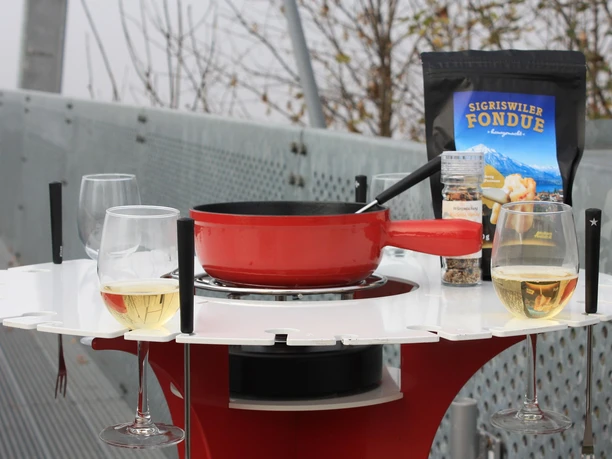 outdoor-fondue-plaus-sigriswil-panoramabruecke-stehtisch.jpg