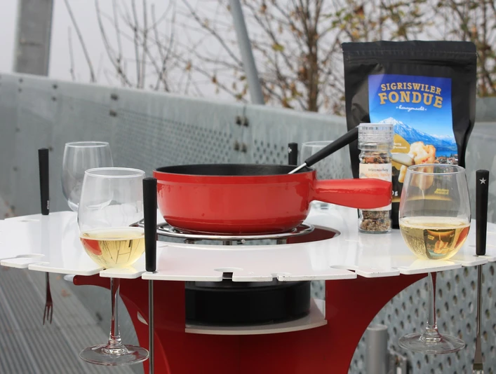 outdoor-fondue-plaus-sigriswil-panoramabruecke-stehtisch.jpg