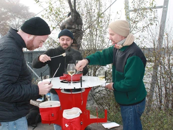 outdoor-fondue-plaus-sigriswil-panoramabruecke-gaeste-am-essen.jpg
