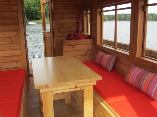 Diki Tours: Innenansicht Floß Typ 2 Diki Tours: Innenansicht Floß Typ 2