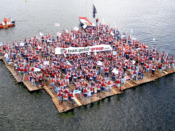 Teamgeist: Floßbau Viele Menschen auf Flößen beim Floßbau Teamevent der Firma Teamgeist