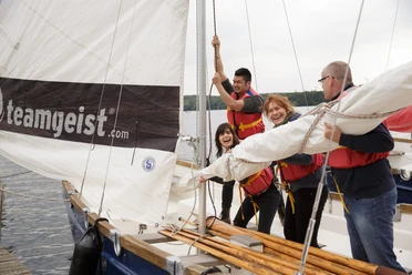 Teamgeist: Segeln Menschen beim Segel-Teamevent der Firma Teamgeist