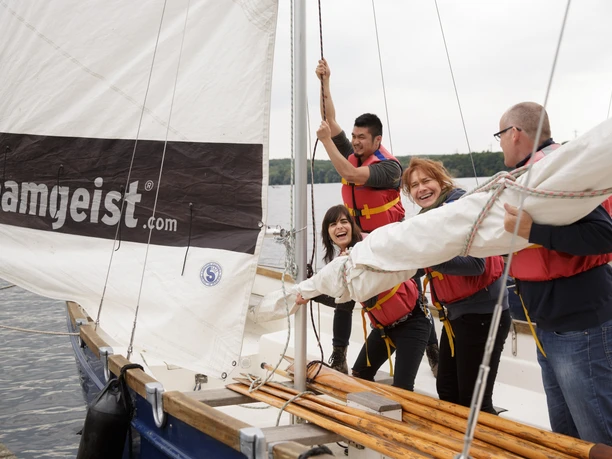 Teamgeist: Segeln Menschen beim Segel-Teamevent der Firma Teamgeist