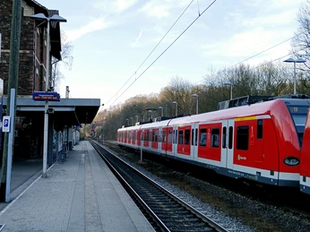 Herchen Bahnhof mit Zug.jpg