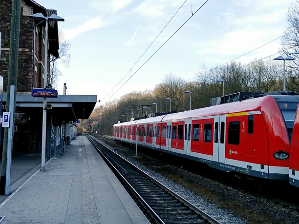 Herchen Bahnhof mit Zug.jpg