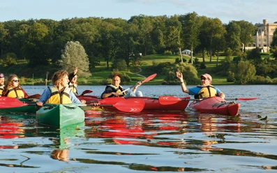 Kajaktour für Gruppen von pedales Eine Gruppe ist auf einer Kajaktour von pedales auf dem Wasser unterwegs