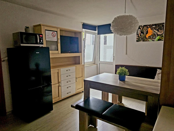 Küche mit hohem Tisch und vier SitzmöglichkeitenKitchen with high table and four seats