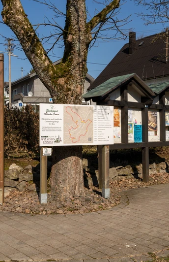 Wanderportal in Welschen Ennest Verschiedene Informationstafeln geben Auskunft über Aktuelles und Wandermöglichkeiten in der Umgebung.Various information boards provide information about current events and hiking opportunities in the area.Diverse informatieborden geven informatie over actuele evenementen en wandelmogelijkheden in de omgeving.