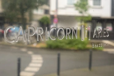 Brasserie Capricorn i aries In großen Lettern steht der Restaurantname auf einem Schild.