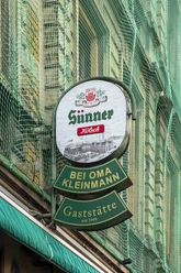 Bei Oma Kleinmann Restaurant Ansicht auf das Restaurantschild mit der Aufschrift bei Oma Kleinmann, Gaststätte seit 1949.