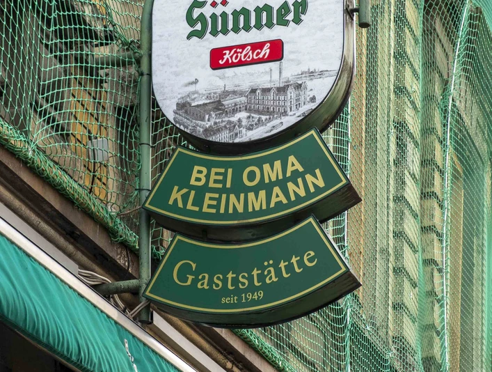 Bei Oma Kleinmann Restaurant Ansicht auf das Restaurantschild mit der Aufschrift bei Oma Kleinmann, Gaststätte seit 1949. View of the restaurant sign with the inscription “bei Oma Kleinmann” (at Grandma Kleinmann's), restaurant since 1949.
