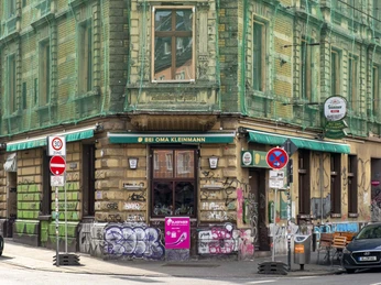 Bei Oma Kleinmann Restaurant Ansicht auf ein historisches Gebäude im urbanem Flair mit Graffiti an den Wänden.View of a historic building with urban flair and graffiti on the walls.