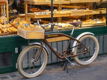 Bäckerei Zimmermann Ein nostalgisches Fahrrad mit der Aufschrift Bäckerei Zimmermann lehnt am Schaufenster an.A nostalgic bicycle with the words Zimmermann Bakery written on it is leaning against the shop window.