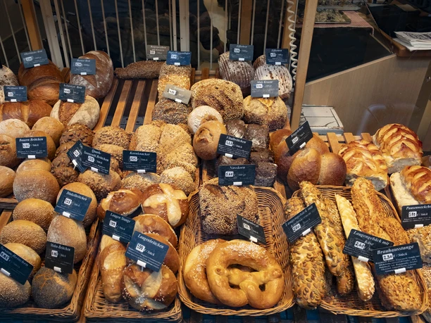 Bäckerei Zimmermann Blick durch das Schaufenster auf frische Brötchen und Brot.